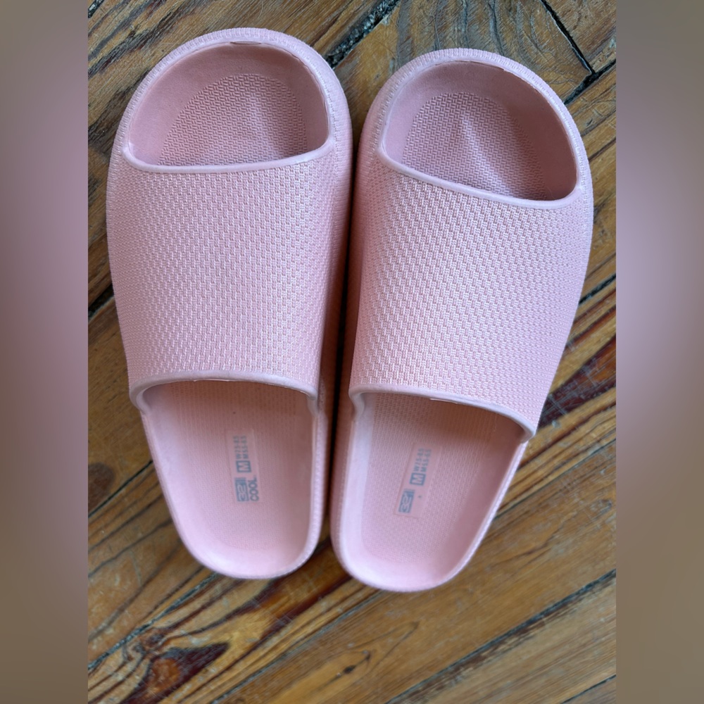 Women’s pink slides